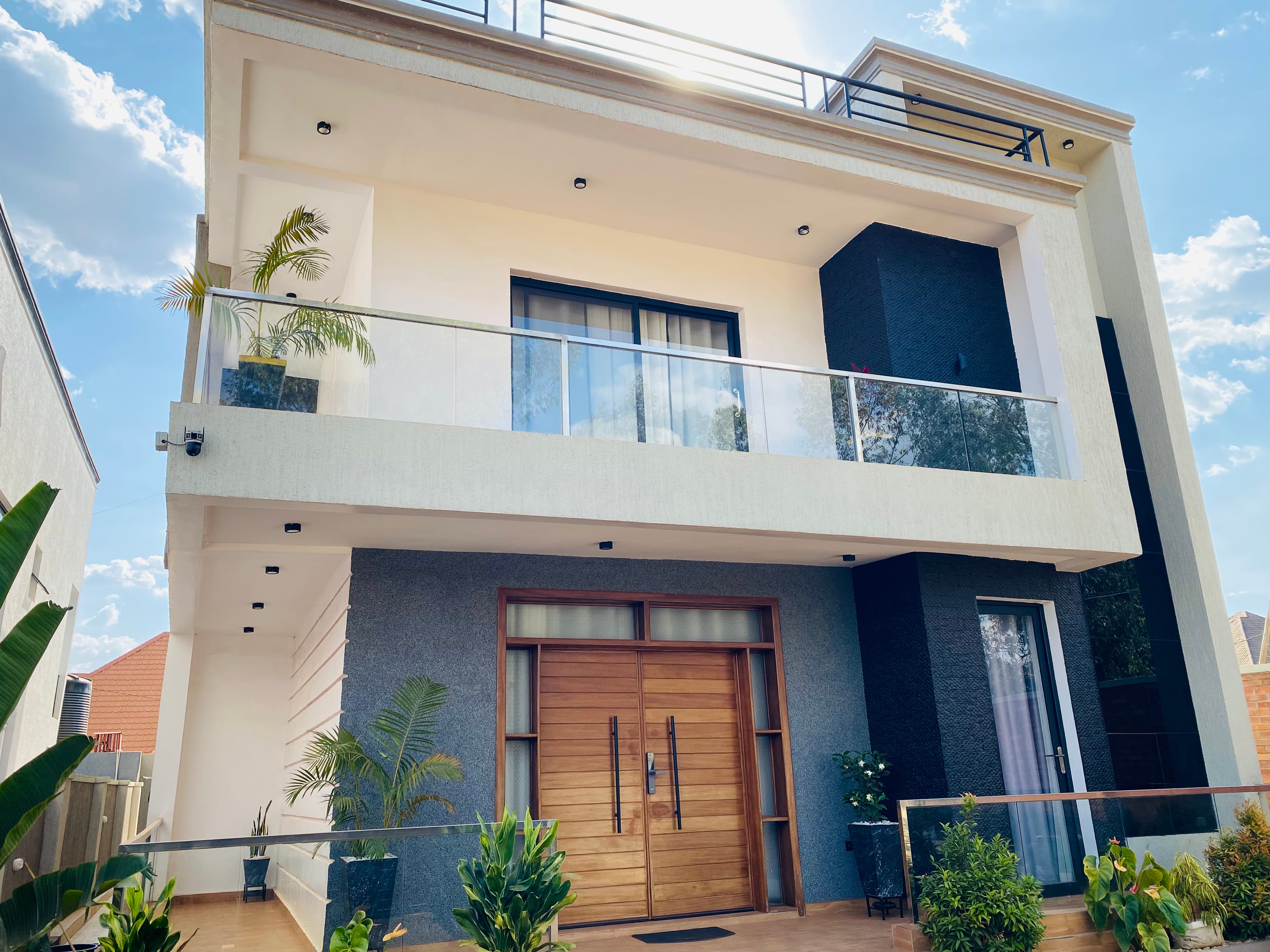 Contemporary Crown Sat residence